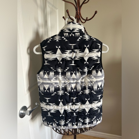 ⭐️ Between the Mountains Youth Padded Vest ⭐️ - Picture 3 of 4